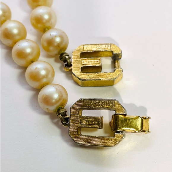 Vtg “Givenchy” 1977cream faux pearl hand knotted 26” necklace (showing wear) - Picture 3 of 6